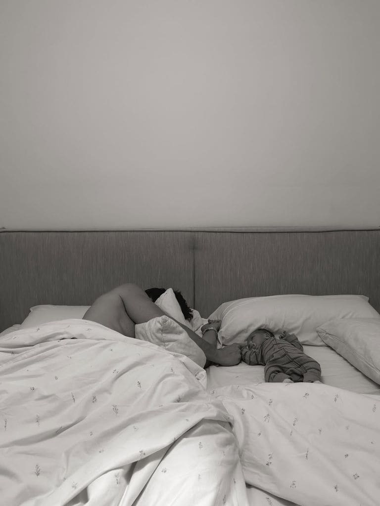 Nacho Aragón, durmiendo junto al pequeño Pelayo