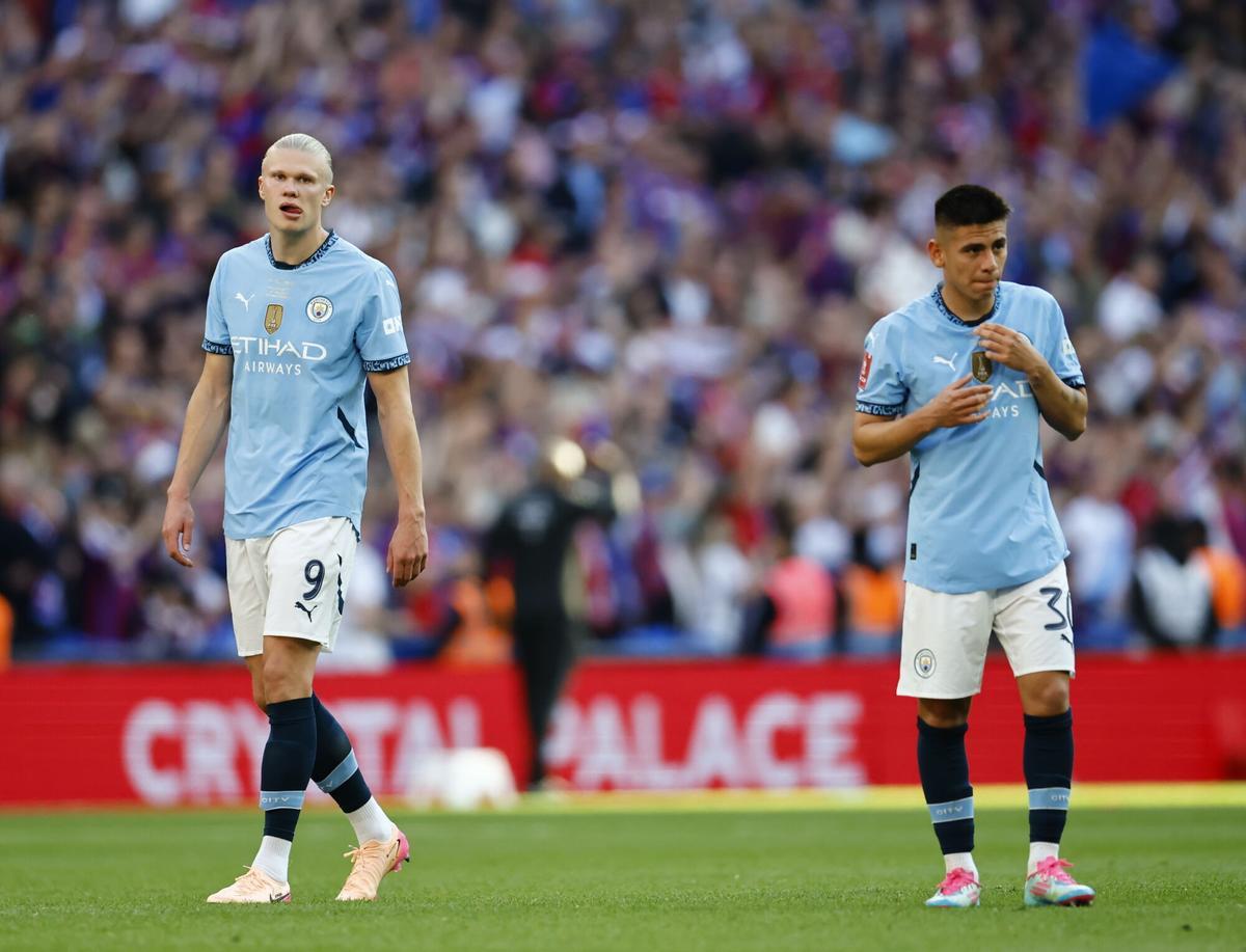 LONDON (United Kingdom), 17/05/2025.- Manchester City's Erling Haaland (L) and Claudio Echeverri look disappointed after losing the FA Cup Final soccer match between Crystal Palace and Manchester City, in London, Britain, 17 May 2025. (Reino Unido, Londres) EFE/EPA/TOLGA AKMEN EDITORIAL USE ONLY. No use with unauthorized audio, video, data, fixture lists, club/league logos, 'live' services or NFTs. Online in-match use limited to 120 images, no video emulation. No use in betting, games or single club/league/player publications.