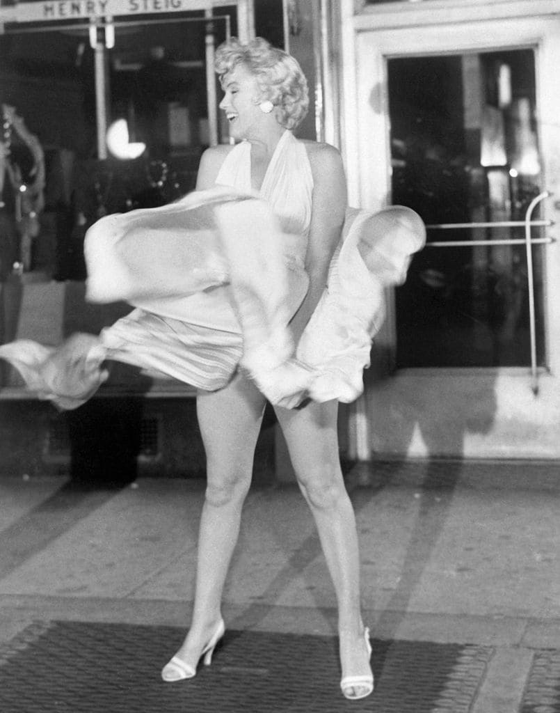 Uno de los looks más icónicos de Marilyn Monroe durante el filme "The Seven Year Itch" en Nueva York, en 1954. 
