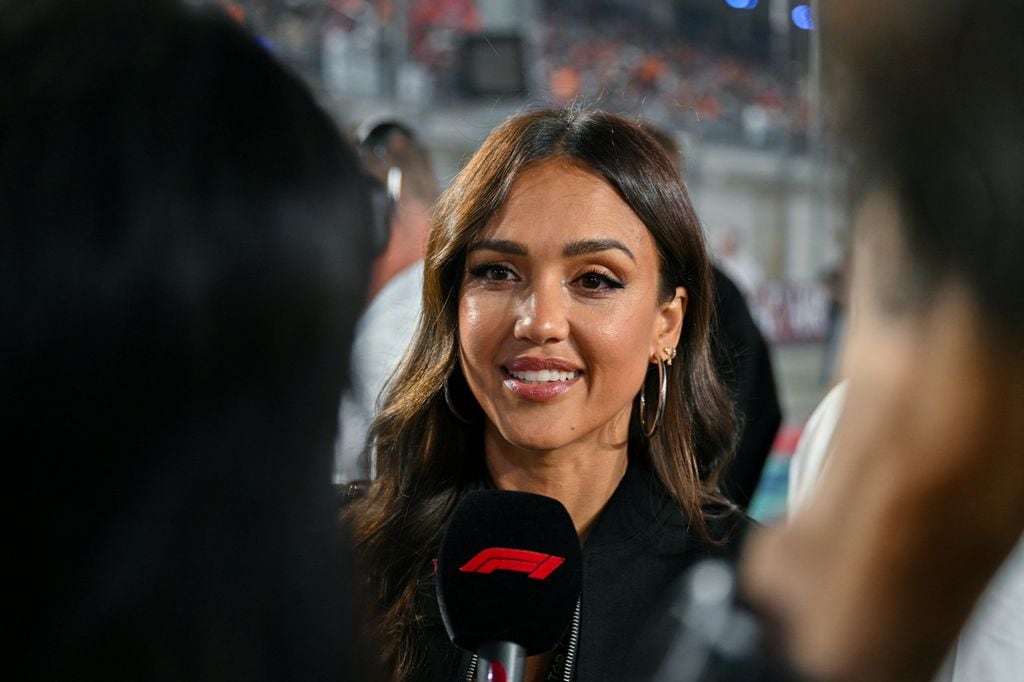 Jessica Alba, hablando para la prensa