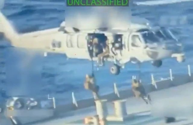 Militares de EE.UU. abordando un buque petrolero cerca de Venezuela