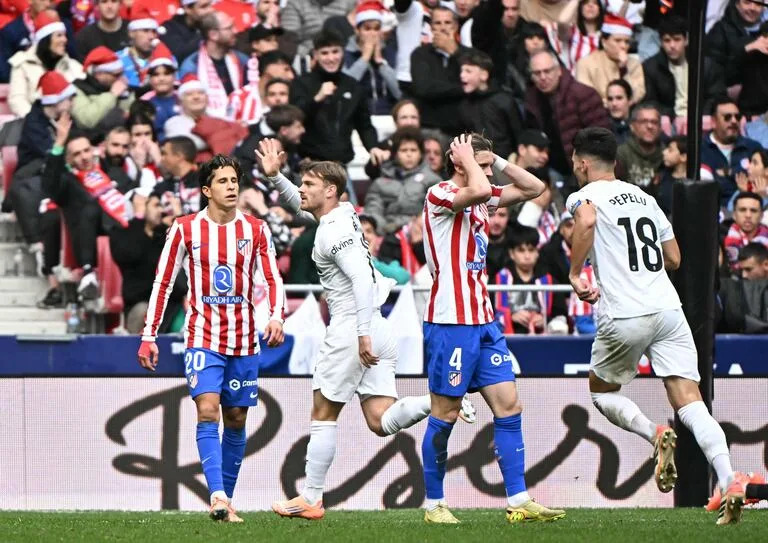 Beltrán festeja el 1-1; al final, ganó Atlético de Madrid
