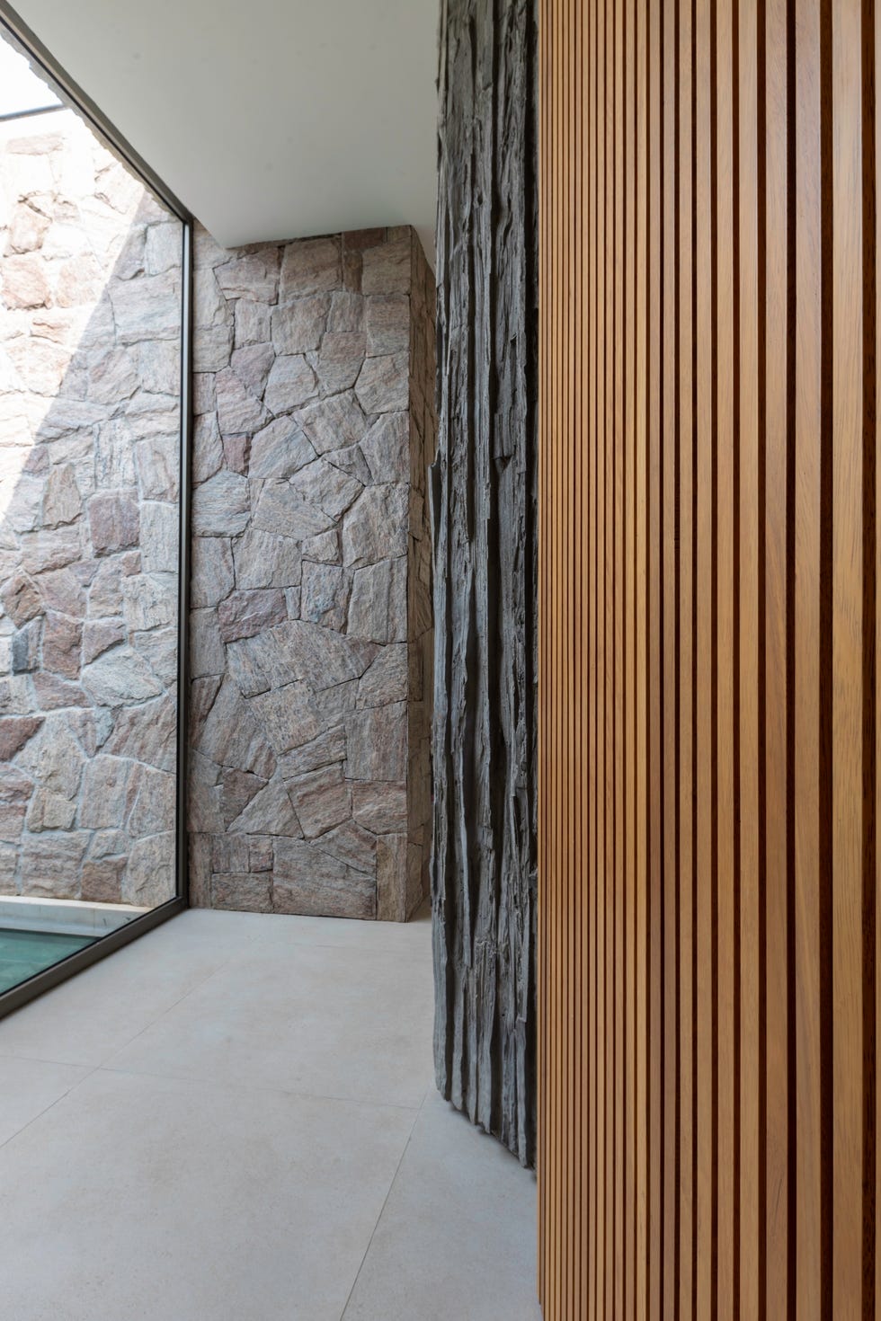 fachada inspirada islandia, suelo espanol, estanque piedra indonesia, casa internacional elegante, abierta y luminosa