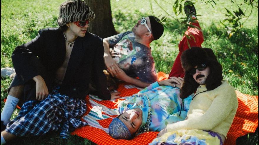 EZEZEZ: “Si estuviéramos hinchados de dinero grabaríamos en un caserío de Zuberoa con piscina”