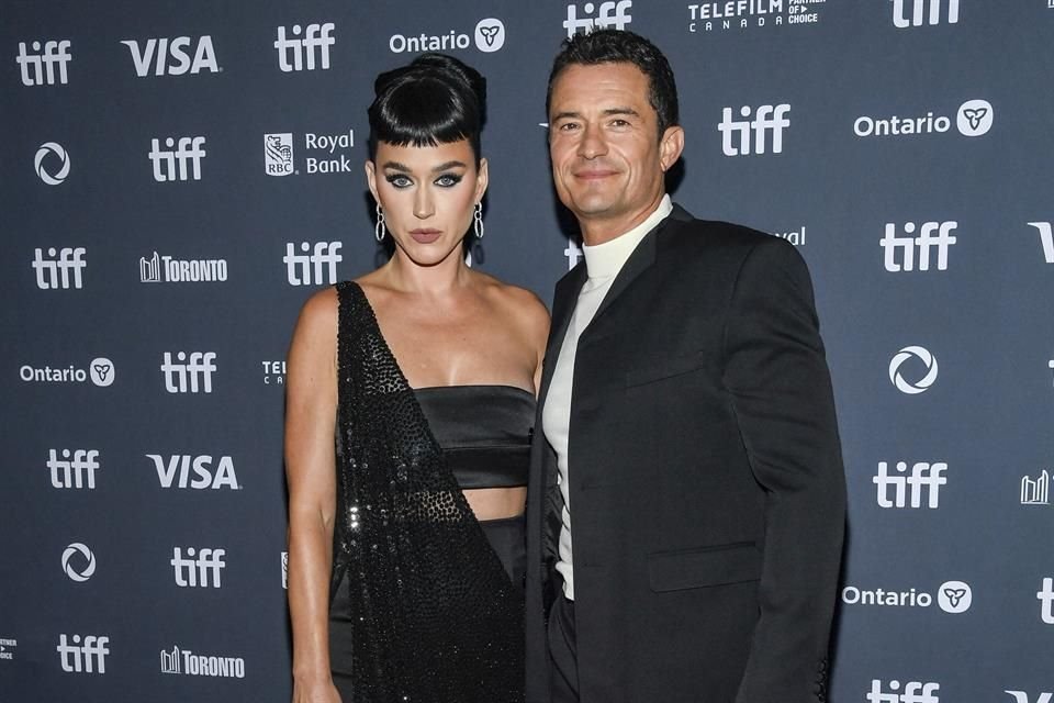 Durante su intervención, Brand calificó al político canadiense como un 'títere globalista' y contrastó su figura con la de Orlando Bloom, ex prometido de Perry.