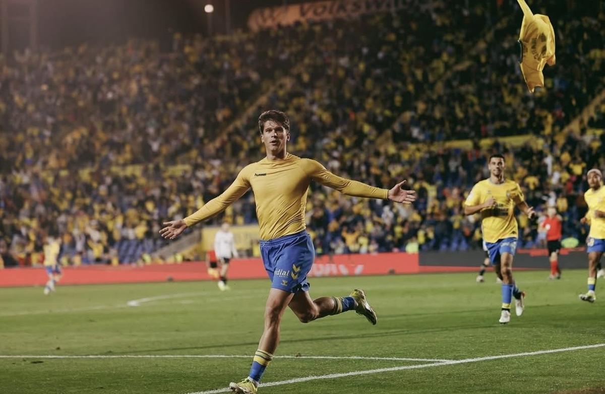 Marc Cardona celebra uno de sus goles en la temporada 22/23
