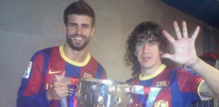Gerard Piqué y Carles Puyol sujetan el trofeo de liga en los vestuarios, mientras Puyol indica que es la quinta liga que gana. *Foto extraída del twitter de Puyol.