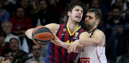 Tomic entra a canasta ante la defensa de Felipe Reyes, durante el partido del Top-16 de la Euroliga ante el Real Madrid