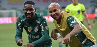 SAO PAULO, BRAZIL - AUGUST 17: Patrick de Paula (L) of Palmeiras celebrates with teammate after scoring the third goal of his team during a quarter final second leg match between Palmeiras and Sao Paulo as part of Copa CONMEBOL Libertadores 2021 at Allianz Parque on August 17, 2021 in Sao Paulo, Brazil. (Photo by Nelson Almeida - Pool/Getty Images)
