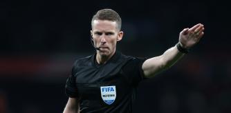 El árbitro Alejandro Hernández Hernández.