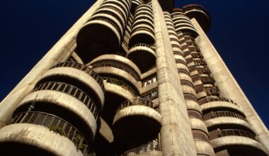Dos arquitectos se adentran en uno de los edificios más icónicos de Madrid, las Torres Blancas: “Había mucha poesía”
