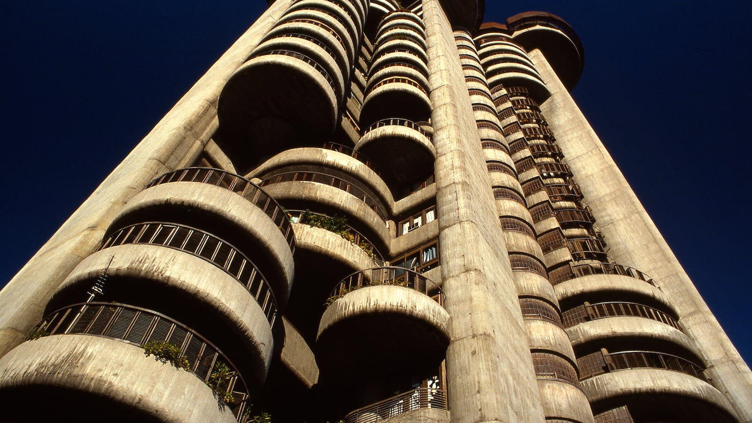 Dos arquitectos se adentran en uno de los edificios más icónicos de Madrid, las Torres Blancas: “Había mucha poesía”
