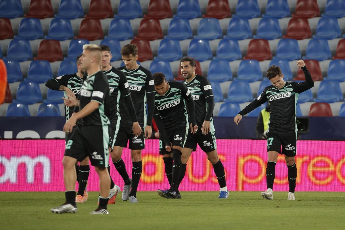 VALENCIA, 03/12/2025.- Los jugadores del Betis celebran el tercer gol de su equipo durante el encuentro correspondiente a la segunda ronda de la Copa del Rey que disputan hoy miércoles Torrent y Betis en el estadio Ciutat de Valencia. EFE / Manuel Bruque.