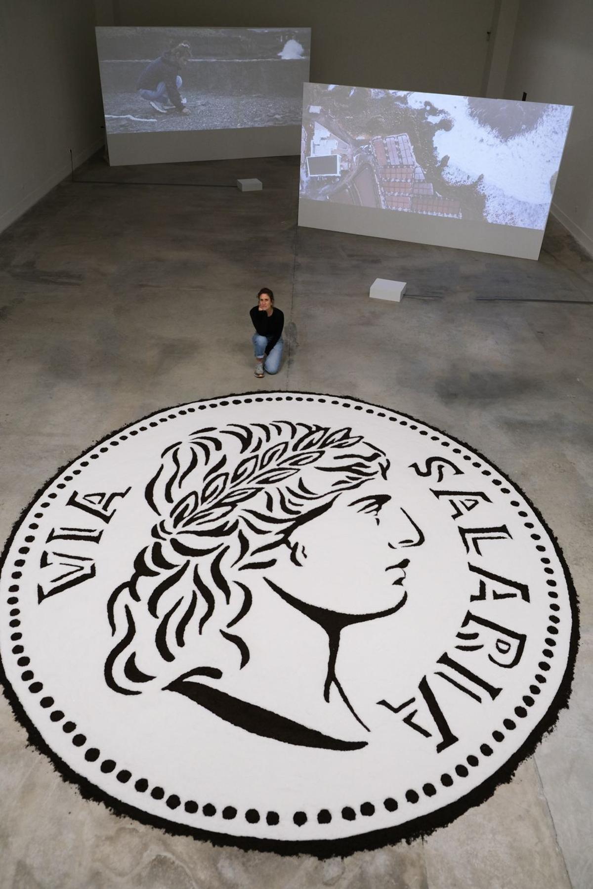 Luna Bengoechea junto a la muestra ‘De la sal’, expuesta en Santander.