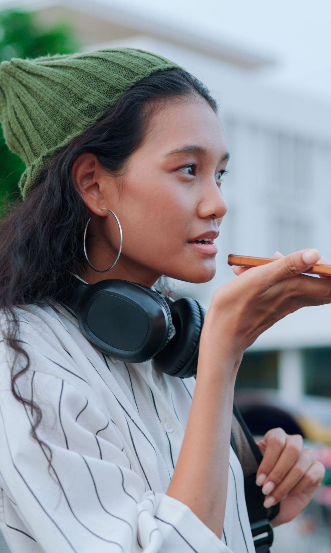 Una mujer mandando un audio para hacer una consulta a la IA