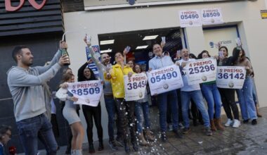 Cómo cobrar un décimo compartido de la Lotería de Navidad (y quién paga los impuestos)