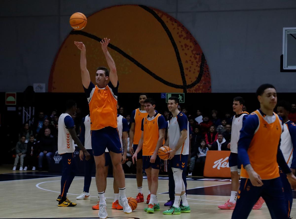 Nate Reuvers, uno de los jugadores que anotó desde el centro del campo.