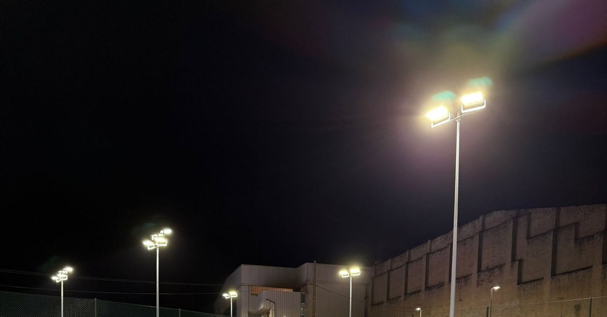 Renovación completada en las tres pistas de tenis del polideportivo municipal Río Tormes