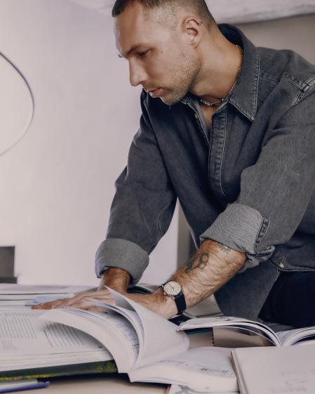 El artista y diseñador Andrés Reisinger