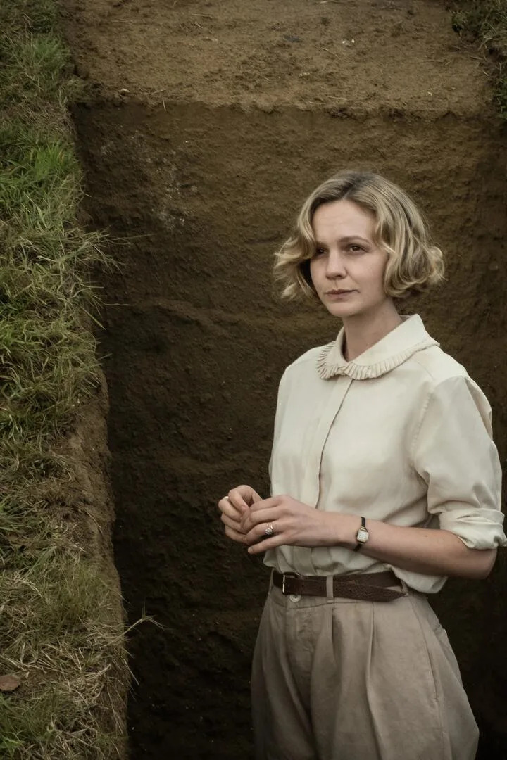 “A finales de la década de 1930, la acaudalada terrateniente Edith Pretty contrata al arqueólogo Basil Brown para investigar los montículos de su propiedad en Inglaterra. Allí descubren un barco de la Edad Media mientras excavan un cementerio”, dice la sinopsis oficial de La excavación (Foto: NETFLIX)