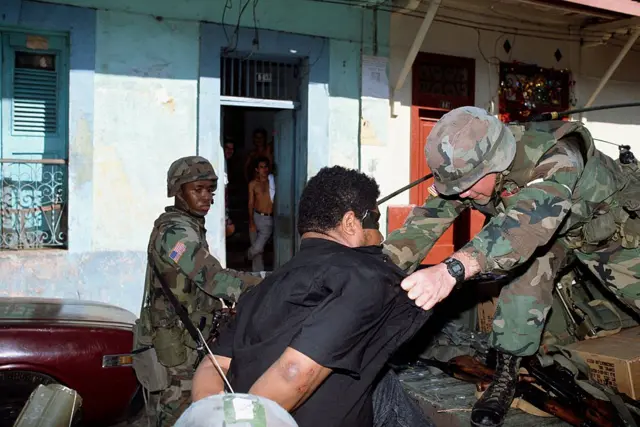 Soldado estadounidense se lleva a un ciudadano panameño en diciembre de 1989.