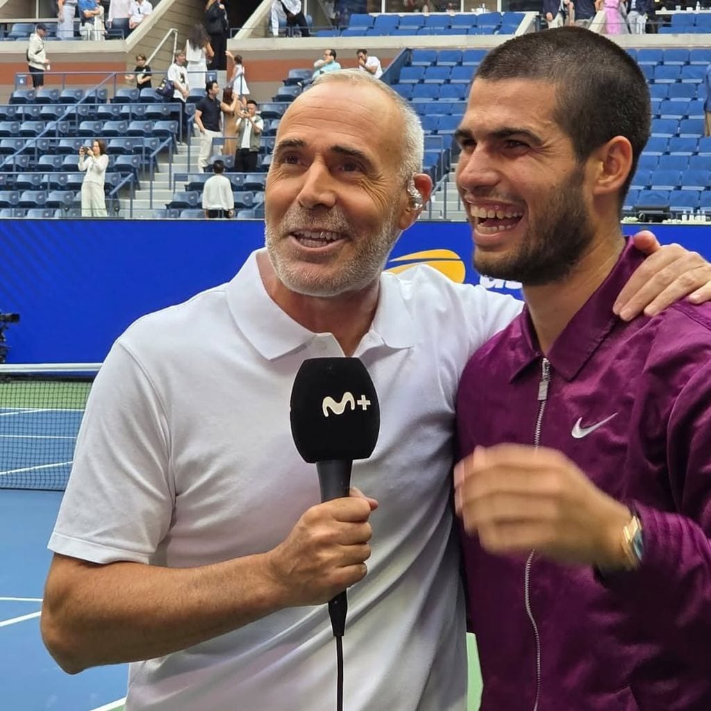 Álex Corretja entrevistando al campeón Carlos Alcaraz