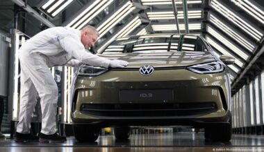 La UE y el reto de apostar por los vehículos eléctricos – DW – 04/12/2025