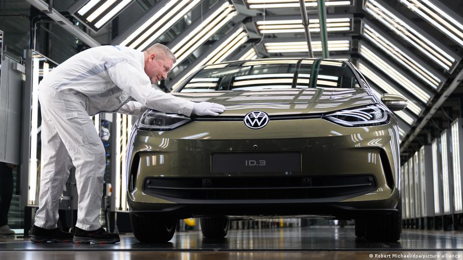 La UE y el reto de apostar por los vehículos eléctricos – DW – 04/12/2025