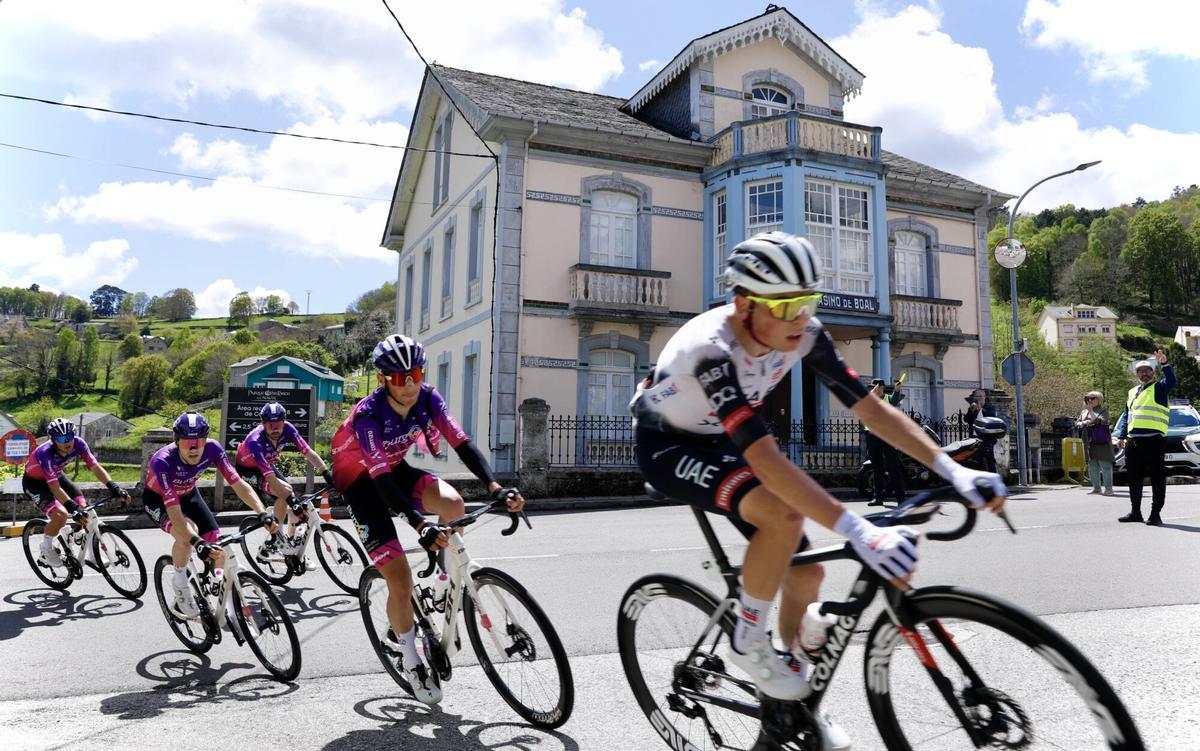 VUELTA CICLISTA A ASTURIAS. ETAPA 3. EN CABEZA, EL JOVEN ADRIA PERICAS EN CABEZA, SEGUIDO DE LOS ASTURIANOS HUGO DE LA CALLE Y SINUHE FERNANDEZ PASANDO DELANTE DEL CASINO DE BOAL