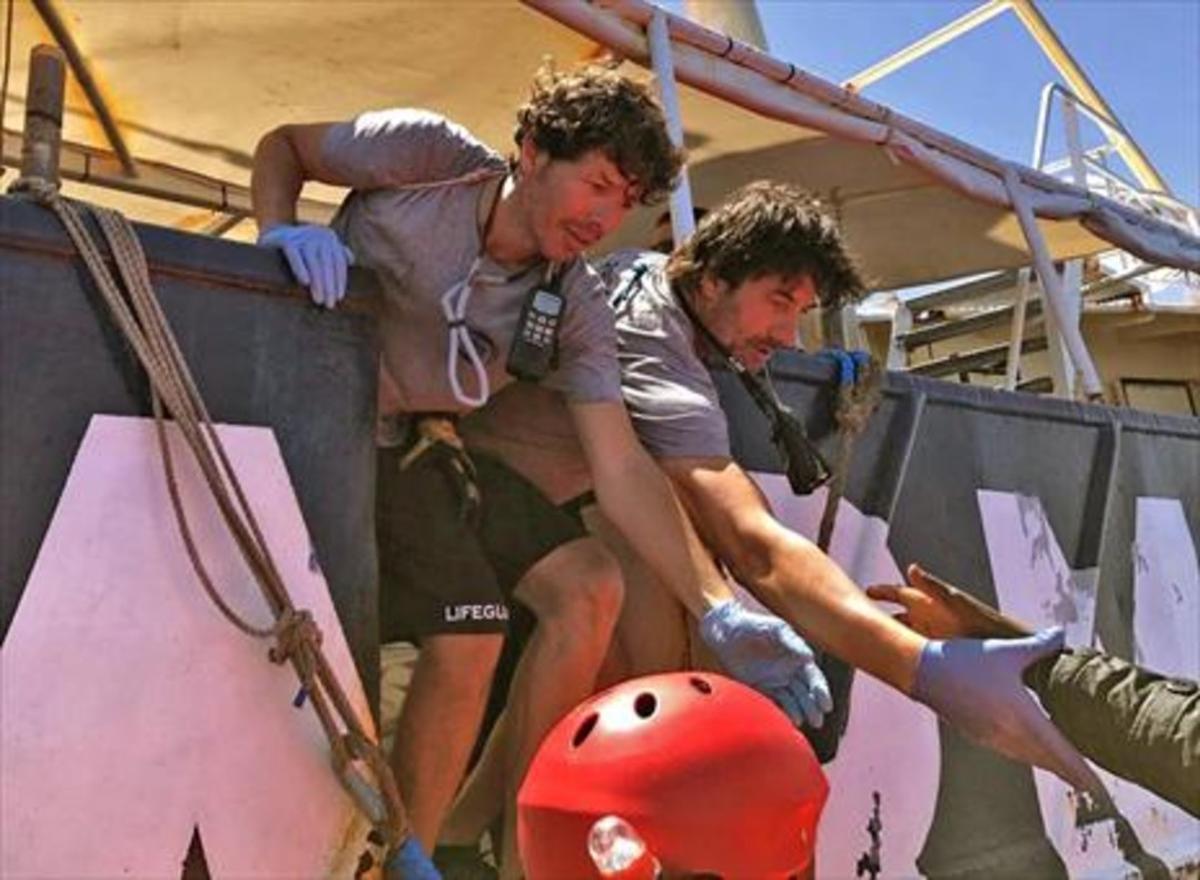 Jordi Villacampa, durante algunos de los rescates en los que participó el pasado junio en las costas de Libia con la oenegé Proactiva Open Arms.