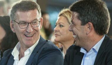 Un año de apoyo a Mazón termina por enredar a Feijóo en sus bulos y cambios de versión sobre la dana