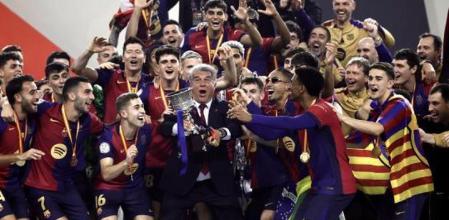 El presidente del FC Barcelona se unió a la celebración y festejos de los jugadores y técnicos del Barça. Los azulgranas ganaron 2-5 al Real Madrid en la final de la Supercopa de España.
