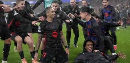 El Barça consigue una victoria inverosímil ante el Benfica y sella la clasificación directa para los octavos de final de la Champions. Los azulgrana han remontado un partido que parecía perdido con dobletes de Lewandowski y Raphinha y un tanto de Eric Garcia.