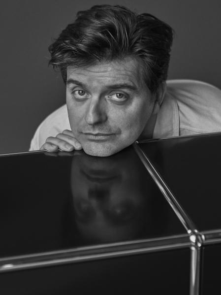 Giró ve el vestir como un arma del poder