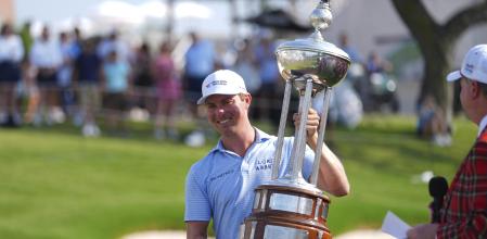 Ben Griffin con el trofeo en el Colonial Country Club en Fort Worth, Texas