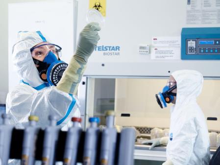 Dos investigadoras, en uno de los laboratorios de bioseguridad del centro CReSA