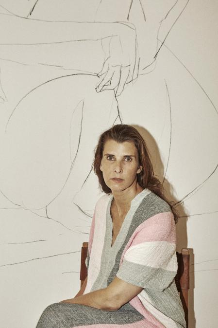 RosarioNadal, con túnica de lino rústico basada en la obra ‘Horizontes 2005’ , de Abraham Cruzvillegas, en la colección de Masscob y Alttra