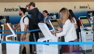 Estados Unidos evalúa prohibición de viajes desde países que envían “invasores extranjeros”, dice la Secretaria de Seguridad Nacional