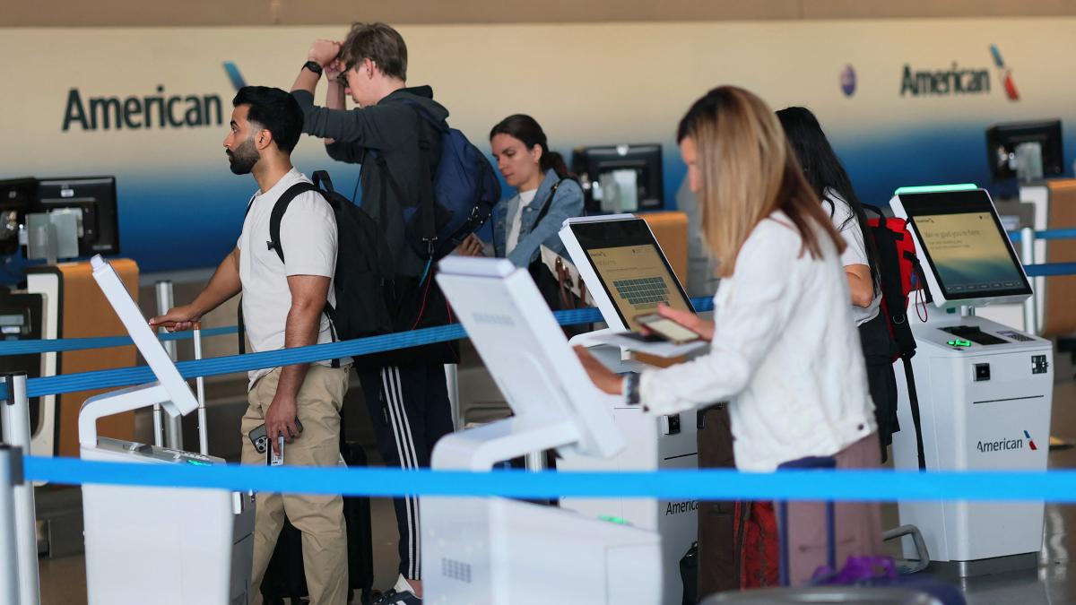 Estados Unidos evalúa prohibición de viajes desde países que envían “invasores extranjeros”, dice la Secretaria de Seguridad Nacional