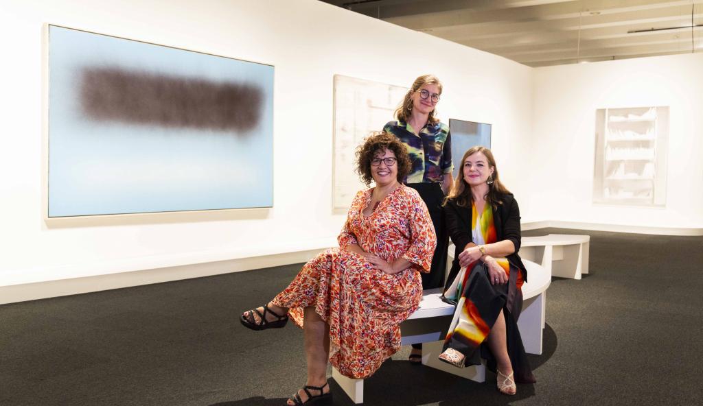 derecha: la directora de CaixaForum Madrid, Isabel Fuentes; la directora del Musée de l’Orangerie y comisaria, Claire Bernardi, y la conservadora en el Institut National du Patrimoine de Francia y también comisaria, Emilia Philippot.© Máximo García. Fundación "la Caixa"