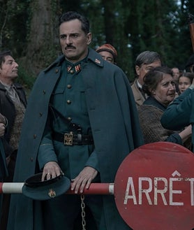 Imagen secundaria 2 - Fotograma de 'Frontera' con Miki Esparbé, Asier Etxandia, Jordi Sánchez, Bruna Cusí y María Rodriguez Soto