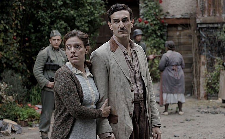 Imagen principal - Fotograma de 'Frontera' con Miki Esparbé, Asier Etxandia, Jordi Sánchez, Bruna Cusí y María Rodriguez Soto