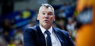 Jasikevicius dirigendo un partido con el Fenerbahce