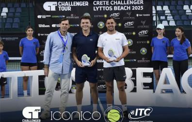 Iñaki Montes, de azul oscuro, y su compañero Alberto Barroso, con sus trofeos de ganadores. 	uva mens tennis