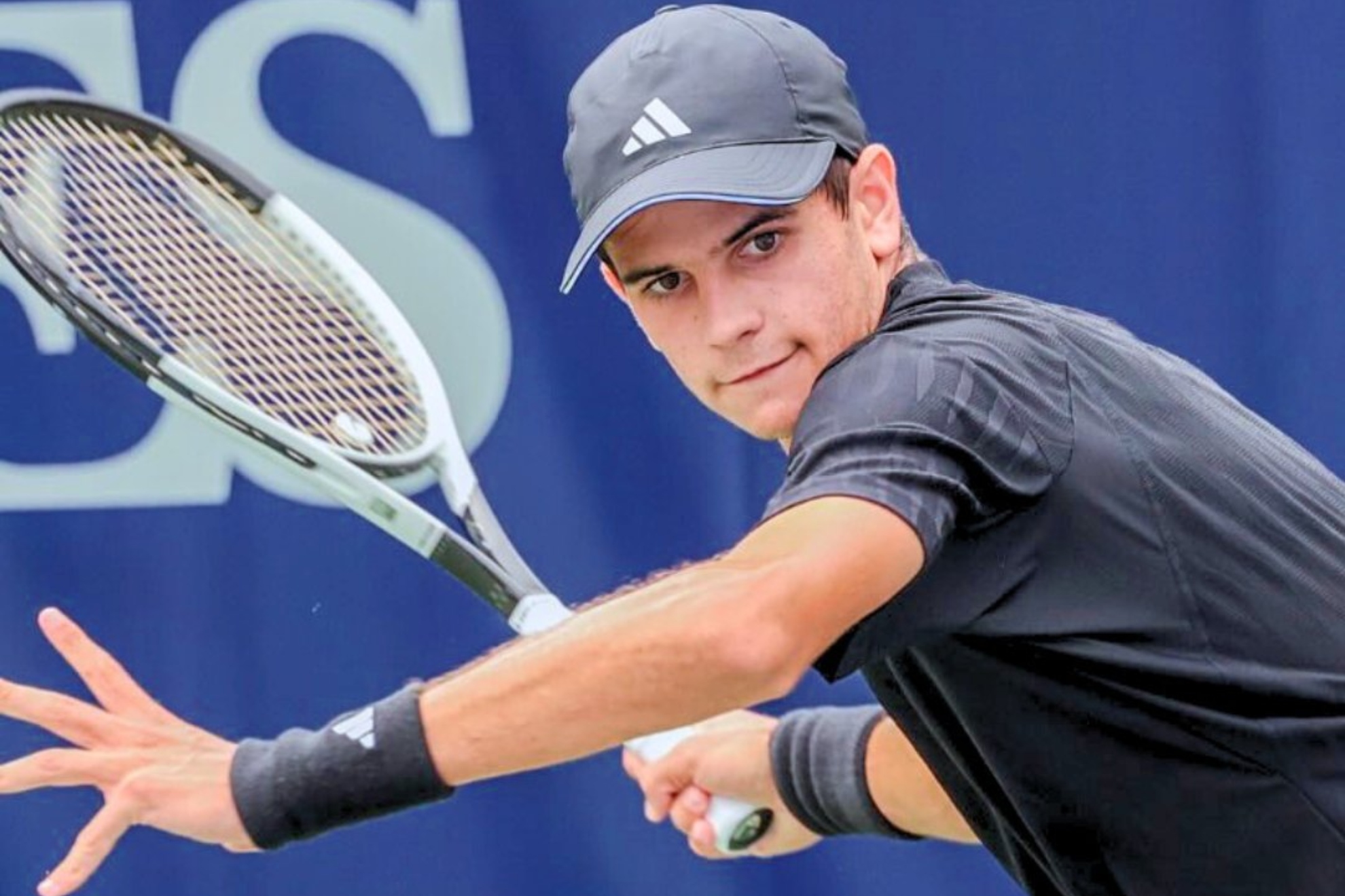 Jódar pega de derecha.