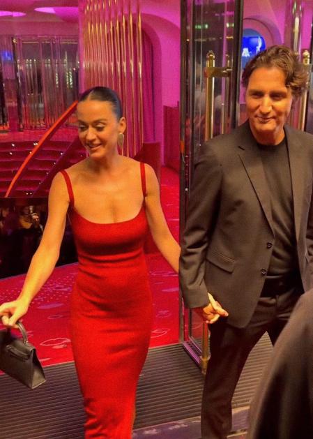 Katy Perry y Justin Trudeau saliendo de un cabaret de París
