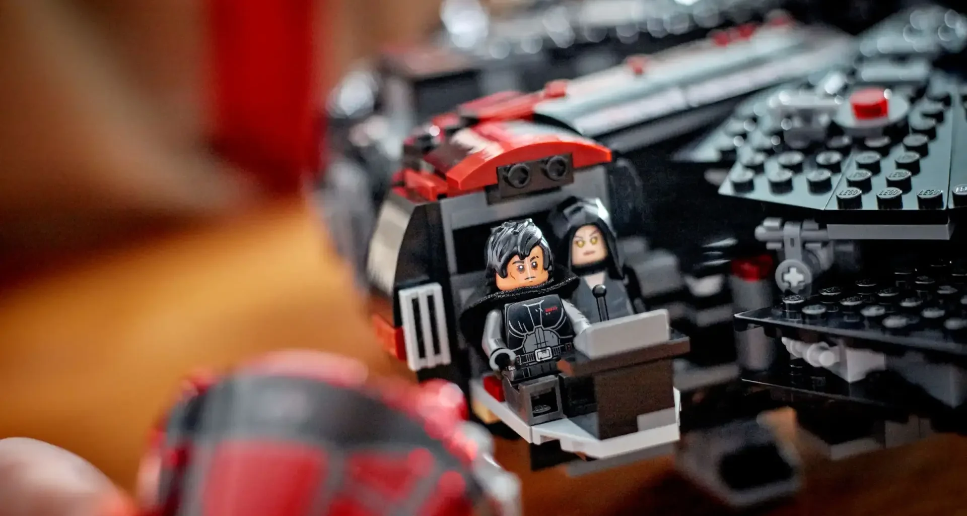 este LEGO viene con muchas sorpresas