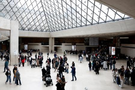 Interior del museo del Louvre de París en una imagen de archivo