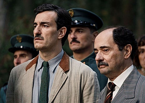 Imagen secundaria 1 - Fotograma de 'Frontera' con Miki Esparbé, Asier Etxandia, Jordi Sánchez, Bruna Cusí y María Rodriguez Soto