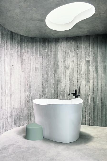 Las curvas de la cala y el baño ofuro japonés inspiran esta nueva bañera de Roca